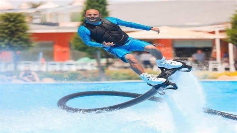 «اختل توازنه».. مصرع لاعب «فلاي بورد» أثناء أداء استعراض بالغردقة
