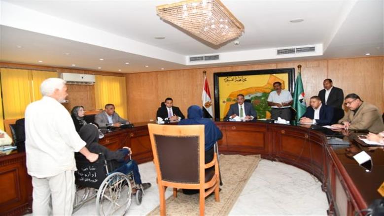 محافظ الفيوم أثناء سماع شكاوى المواطنين
