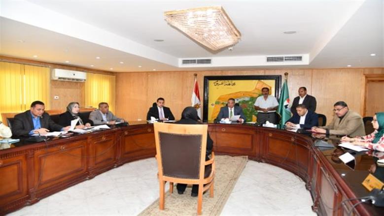 محافظ الفيوم أثناء سماع شكاوى المواطنين