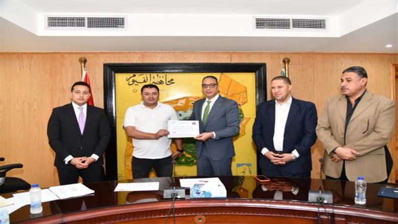 محافظ الفيوم أثناء تكريم المتميزين عقب مناقشة الخطة الاستثمارية
