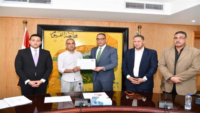 محافظ الفيوم أثناء تكريم المتميزين عقب مناقشة الخطة الاستثمارية