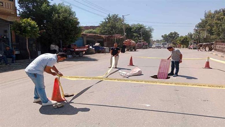 إصلاح هبوط أرضي في أحد شوارع مركز تلا بالمنوفية