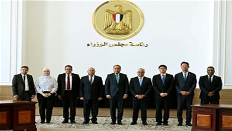 جانب من التوقيع