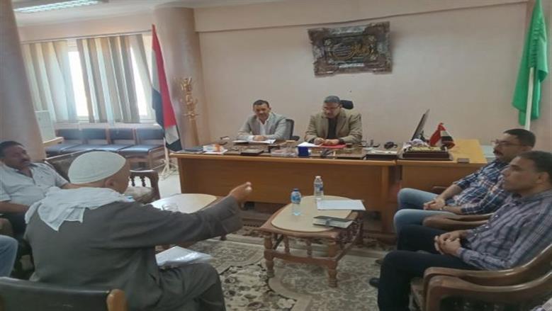 السكرتير المساعد يستمع لشكاوى المواطنين