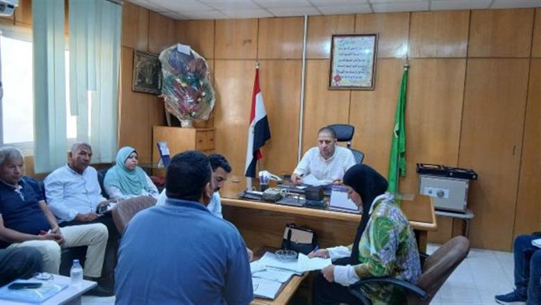 السكرتير العام يستمع لشكاوى المواطنين