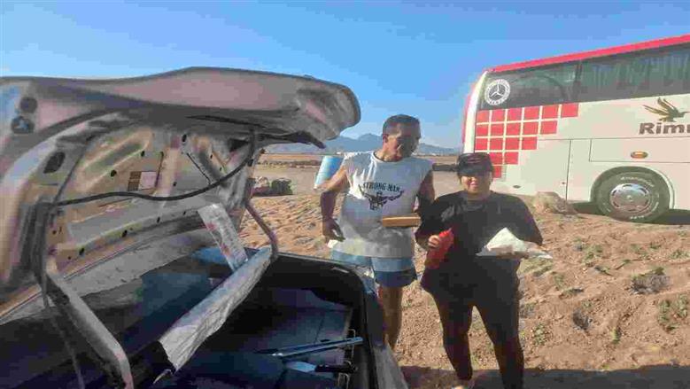 زوجان في دهب علي شاطئ اللاجونا