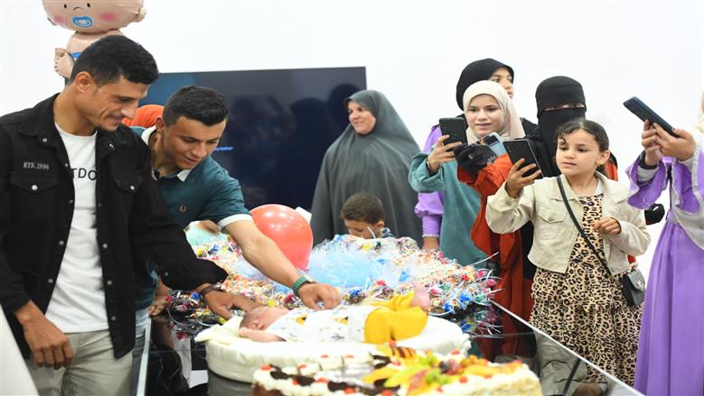 قصة نجاح نادرة.. مستشفى الناس تحتفل بـ«سبوع» الطفل يحيي بعد ولادته بمعجزة إلهية.. الأطباء أنقذوا الأم من حروق خطيرة.. الولادة العاجلة أعطت الجنين «قبلة الحياة» بعد توقف حركته.. وأيمن عباس يشارك العائلة الاحتفال