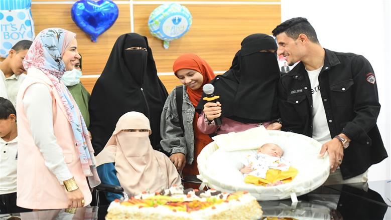 قصة نجاح نادرة.. مستشفى الناس تحتفل بـ«سبوع» الطفل يحيي بعد ولادته بمعجزة إلهية.. الأطباء أنقذوا الأم من حروق خطيرة.. الولادة العاجلة أعطت الجنين «قبلة الحياة» بعد توقف حركته.. وأيمن عباس يشارك العائلة الاحتفال