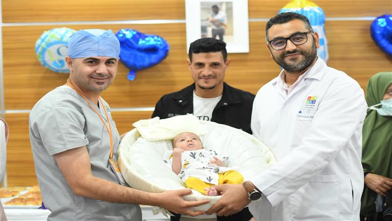 قصة نجاح نادرة.. مستشفى الناس تحتفل بـ«سبوع» الطفل يحيي بعد ولادته بمعجزة إلهية.. الأطباء أنقذوا الأم من حروق خطيرة.. الولادة العاجلة أعطت الجنين «قبلة الحياة» بعد توقف حركته.. وأيمن عباس يشارك العائلة الاحتفال