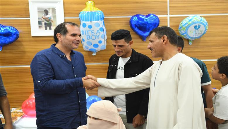 قصة نجاح نادرة.. مستشفى الناس تحتفل بـ«سبوع» الطفل يحيي بعد ولادته بمعجزة إلهية.. الأطباء أنقذوا الأم من حروق خطيرة.. الولادة العاجلة أعطت الجنين «قبلة الحياة» بعد توقف حركته.. وأيمن عباس يشارك العائلة الاحتفال