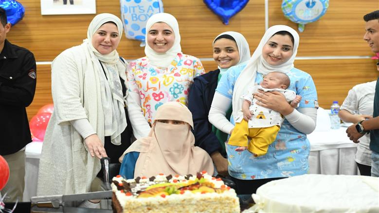 قصة نجاح نادرة.. مستشفى الناس تحتفل بـ«سبوع» الطفل يحيي بعد ولادته بمعجزة إلهية.. الأطباء أنقذوا الأم من حروق خطيرة.. الولادة العاجلة أعطت الجنين «قبلة الحياة» بعد توقف حركته.. وأيمن عباس يشارك العائلة الاحتفال
