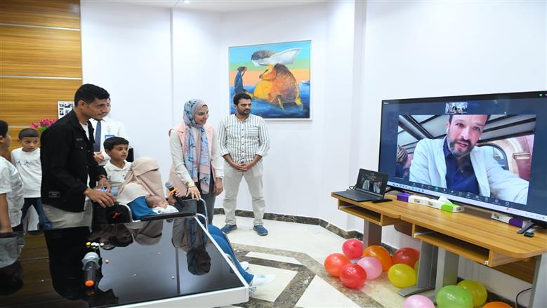 قصة نجاح نادرة.. مستشفى الناس تحتفل بـ«سبوع» الطفل يحيي بعد ولادته بمعجزة إلهية.. الأطباء أنقذوا الأم من حروق خطيرة.. الولادة العاجلة أعطت الجنين «قبلة الحياة» بعد توقف حركته.. وأيمن عباس يشارك العائلة الاحتفال