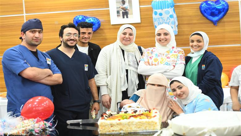 قصة نجاح نادرة.. مستشفى الناس تحتفل بـ«سبوع» الطفل يحيي بعد ولادته بمعجزة إلهية.. الأطباء أنقذوا الأم من حروق خطيرة.. الولادة العاجلة أعطت الجنين «قبلة الحياة» بعد توقف حركته.. وأيمن عباس يشارك العائلة الاحتفال