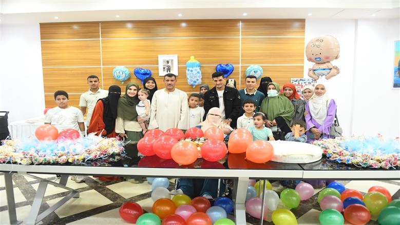 قصة نجاح نادرة.. مستشفى الناس تحتفل بـ«سبوع» الطفل يحيي بعد ولادته بمعجزة إلهية.. الأطباء أنقذوا الأم من حروق خطيرة.. الولادة العاجلة أعطت الجنين «قبلة الحياة» بعد توقف حركته.. وأيمن عباس يشارك العائلة الاحتفال