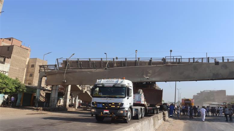 سقوط كوبرى المشاة علي  الطريق الزراعي بطوخ
