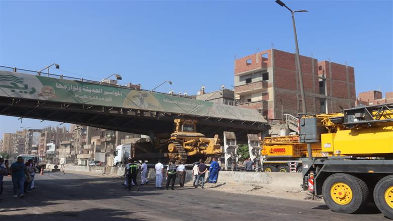 سقوط كوبرى المشاة علي  الطريق الزراعي بطوخ