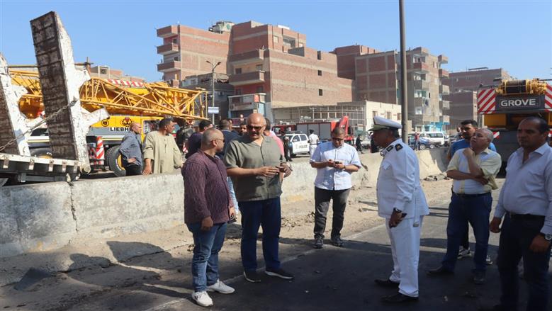 سقوط كوبرى المشاة علي  الطريق الزراعي بطوخ
