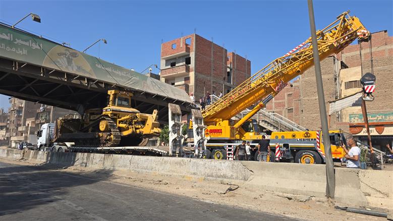 سقوط كوبرى المشاة علي  الطريق الزراعي بطوخ