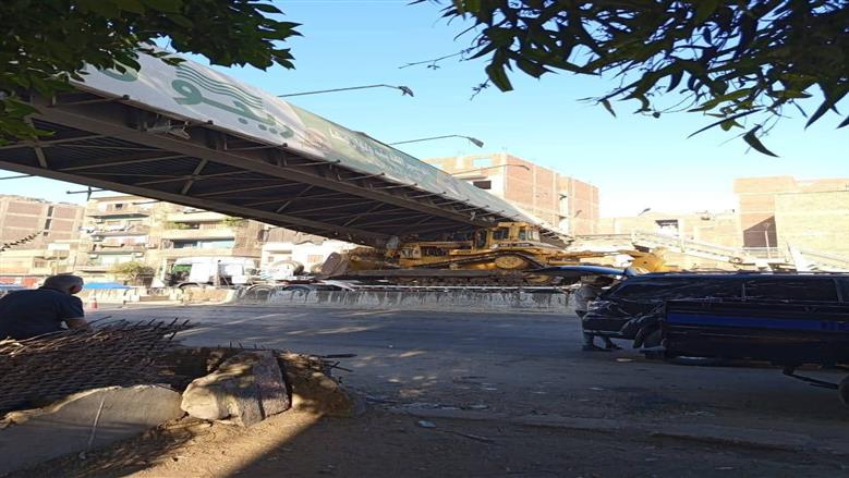 انهيار كوبري مشاة طوخ جزئيا.. وغلق الطريق أمام حركة المرور