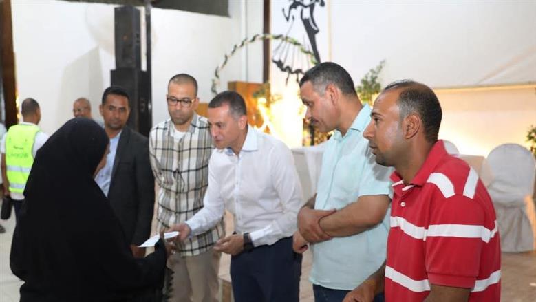 توزيع مساعدات مالية بأسوان