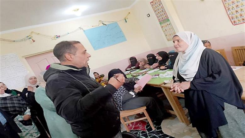 «إيمان» متطوعة لمحو الأمية في الفيوم: كل قلم في إيد أمّ أو بنت هو مفتاح لبوابة جديدة للحياة