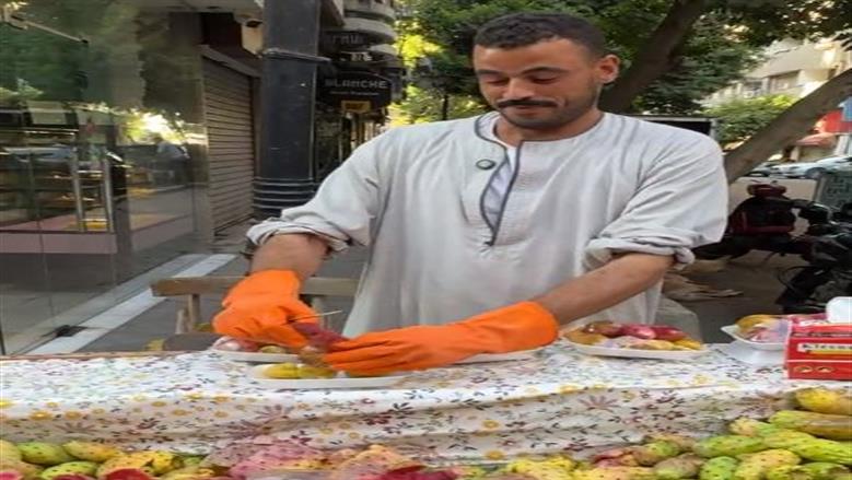  مصطفى بائع تين من أسيوط يخطف القلوب في شوارع الزمالك: «ما تشليش هم الفلوس»