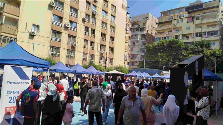 إقبال الشباب على ملتقى التوظيف