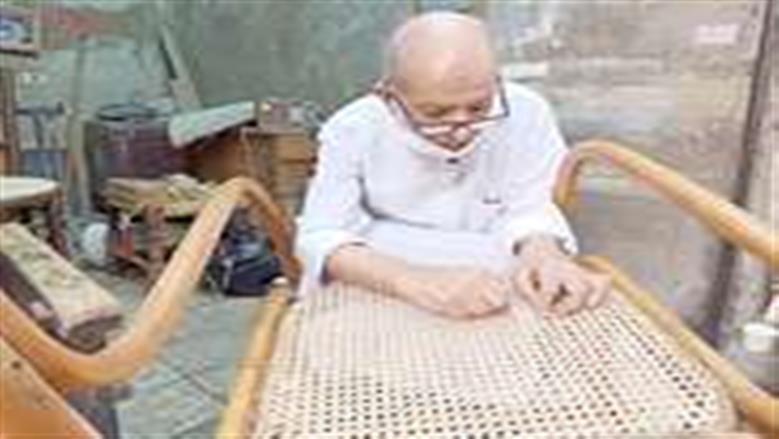 «نبيل» حقوقي بزيّ صنايعي: «علمت كل ولادي.. ووصيتهم يفتحوا الورشة بعد موتي»