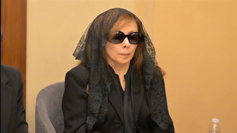 «لأول مرة ما بنكون سوا».. كيف ودعت فيروز ابنها زياد الرحباني للمرة الأخيرة؟