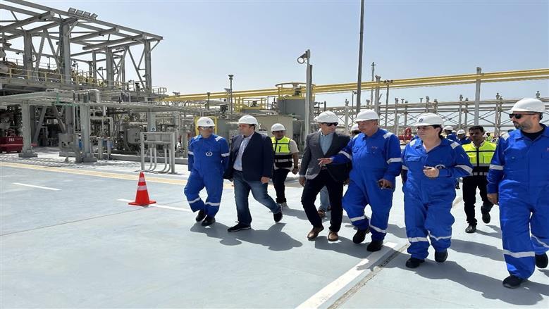 محافظ السويس يزور شركة النصر للبترول لبحث تعزيز التعاون المشترك