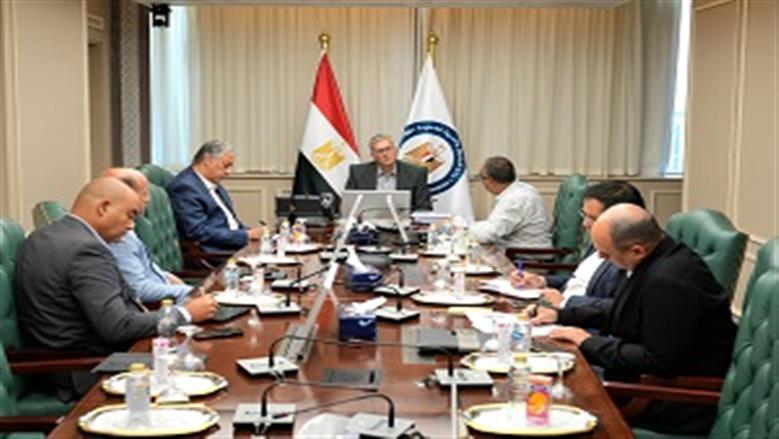  وزير البترول يتابع إجراءات العثور على المفقودين بحادث البارج البحري