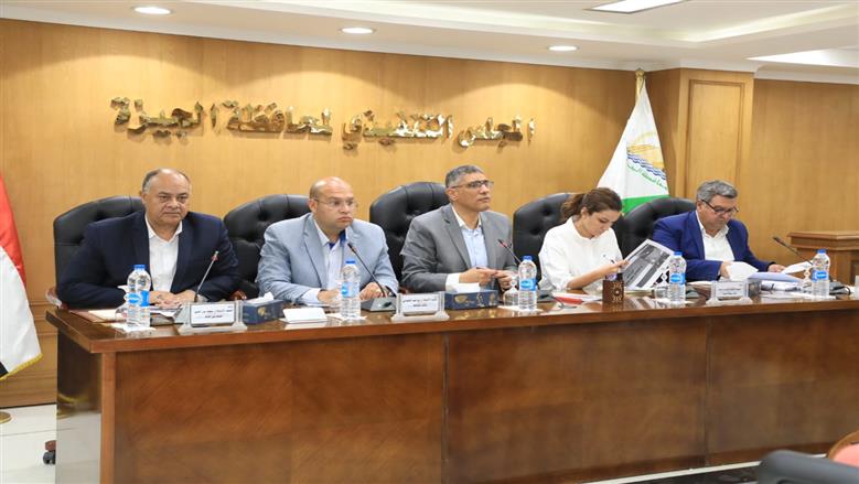 محافظ الجيزة يلتقي مديري العقود والمشتريات بالأحياء والمراكز