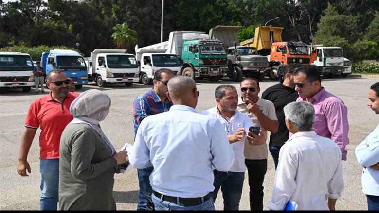 رئيس جهاز العاشر من رمضان يشهد اصطفاف معدات النظافة بحي الأندلس 