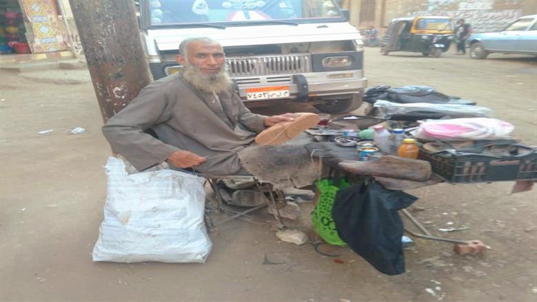 40 سنة خياطة أحذية وقلوب.. «عم ماهر» يعيد البهجة للخطوات في قرى المنوفية