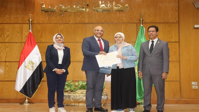 تكريم محافظ القليوبية للمتفوقين