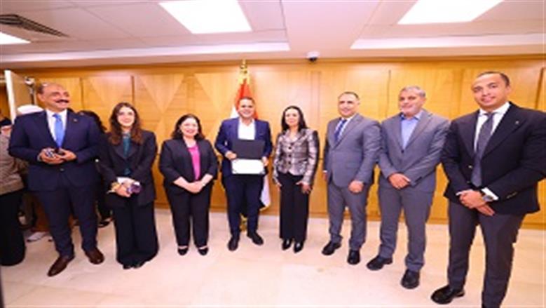 وزيرة التضامن تكرم الزميل كريم روماني محرر الوطن وتشيد بملفات «الجريدة»