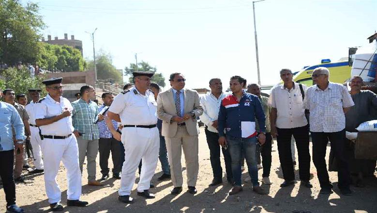 محافظ قنا يتابع جهود إنقاذ شخصين بعد سقوط سيارتهما في النيل بدشنا