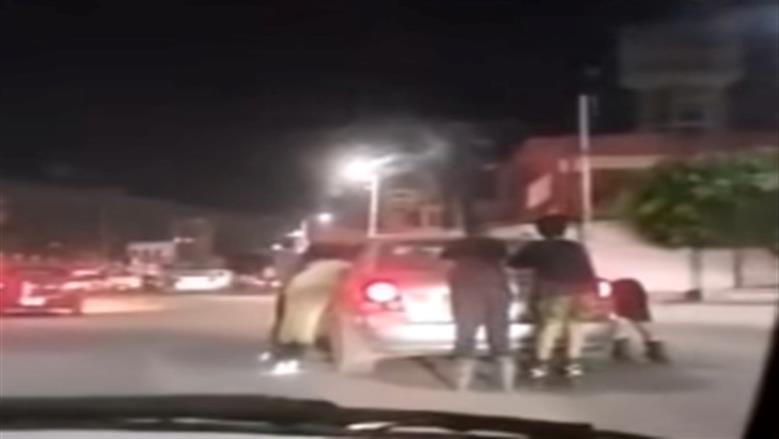 ضبط موظف سمح لأطفال بالتعلق بسيارته أثناء سيرها بالشرقية