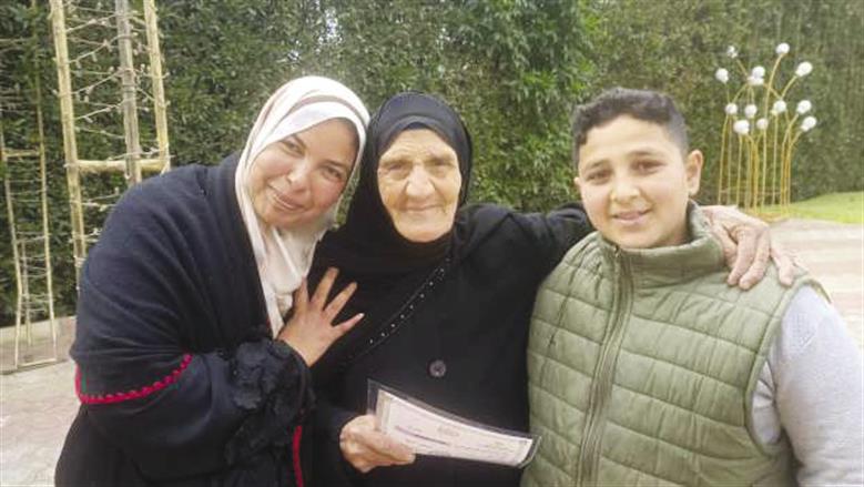 «الحاجة عائشة».. تلميذة في عُمر الـ84: بعد عمر طويل أخيرا بقيت أقرأ وأكتب
