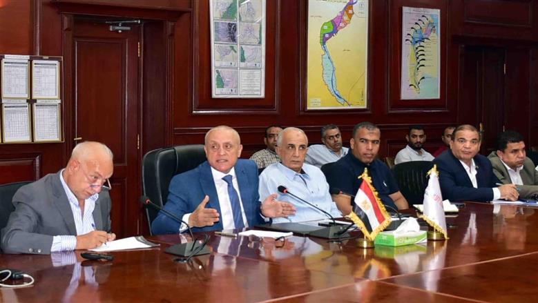 محافظ الأقصر يبحث خطة مشروع القطار الكهربائي السريع ومحطاته بالمحافظة