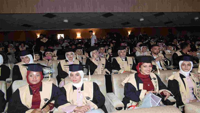 رئيس جامعة بنها يشهد حفل تخريج دفعة جديدة