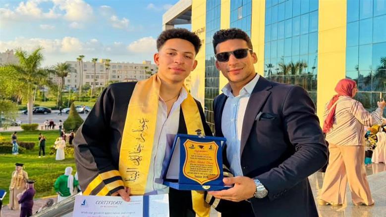 تخرُّج من «ذهب».. «نصر» يُكرم أخاه بـ«سبائك»: بعوّضه عن وفاة أبونا