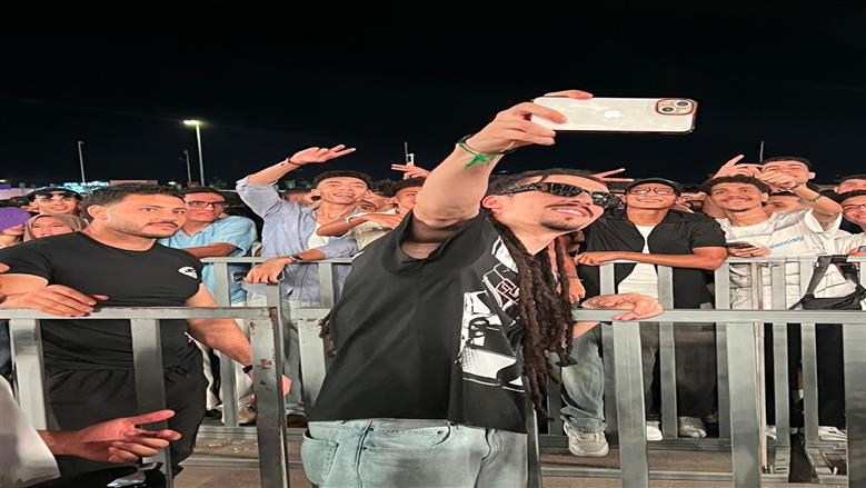 البلوجر «تيمبو» يلتقط الصور التذكارية مع معجبيه بحفل مروان بابلو في العلمين