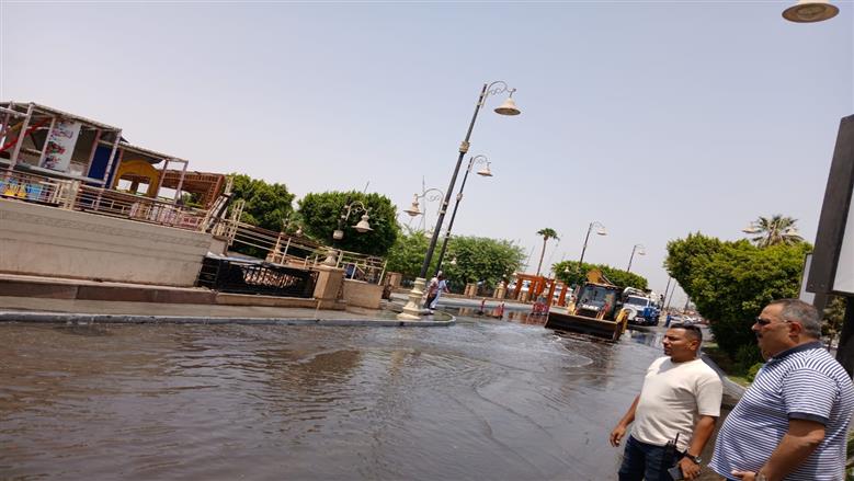 كسر خط مياه الشرب في الأقصر