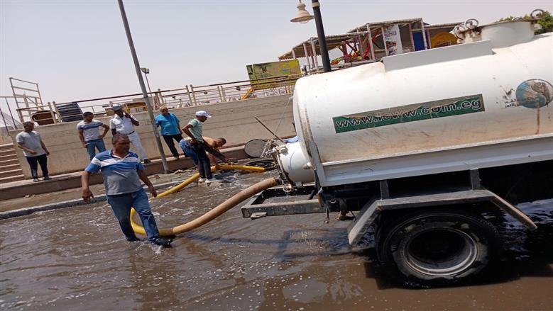 «مياه الأقصر» تسيطر على كسر مفاجئ في خط مياه بنادي التجديف وتؤكد عدم تأثر الخدمة