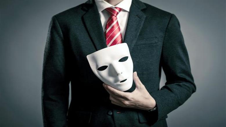 من الأمير المزيف إلى حساب فيسبوك.. قصص عالمية تكشف مفاجآت عن انتحال الهوية
