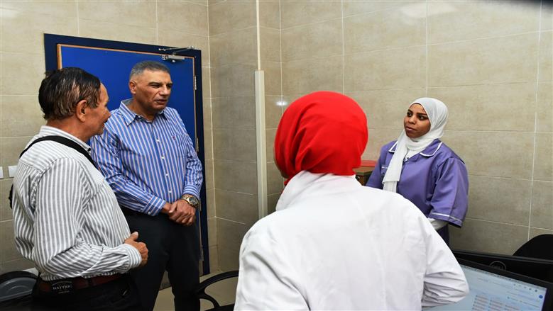 محافظ أسوان يستمع لمطالب وشكاوى المواطنين