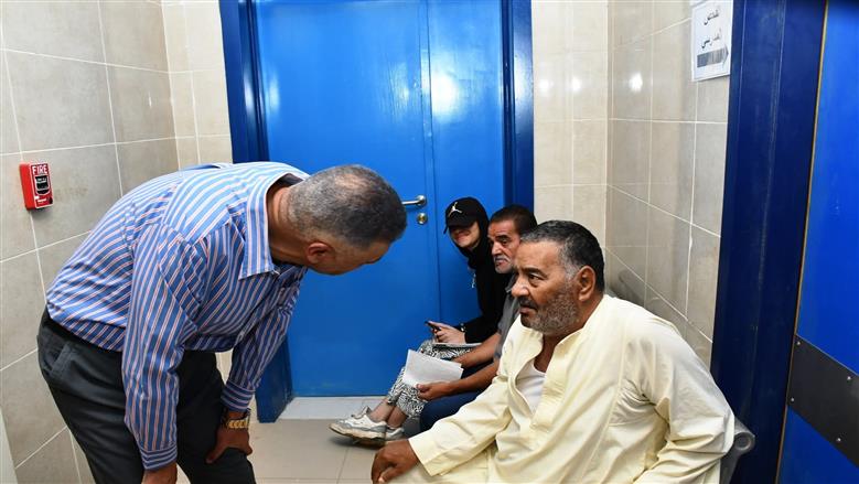 محافظ أسوان يستمع لمطالب وشكاوى المواطنين