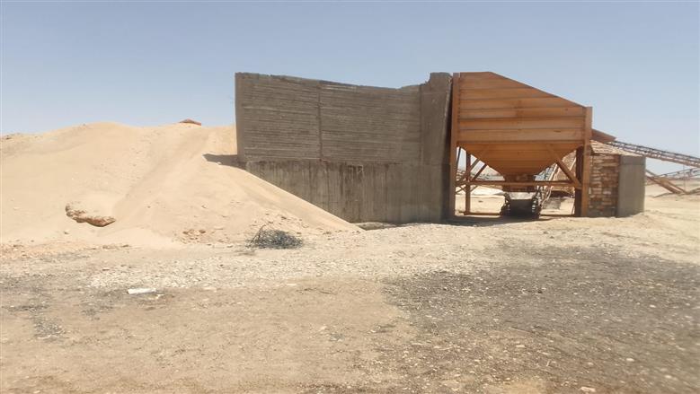 محافظ أسيوط يشهد التشغيل التجريبي لمحطة تكسير المواد المحجرية