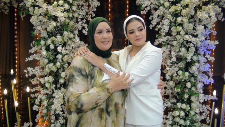 سنة أولى «طب».. والدة «آلاء»: ساعدتني في بيع الطيور وفازت بالبالطو الأبيض